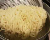รูปขั้นตอนการทำที่ 3 ของ มาม่าไข่เค็มแบบแห้ง สูตรเพิ่มผักและอกไก่