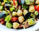 Foto del passaggio 6 della ricetta Insalata di farro con ceci, olive e pesto di noci e basilico