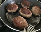 Foto del paso 2 de la receta: Salisbury steak (con salsa de cebolla caramelizada)