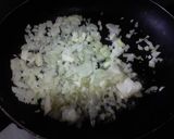 Foto del paso 3 de la receta: Bastones de yuca en salsa y cebolla caramelizada🌰🍅🍯!!!
