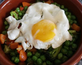 Foto del paso 10 de la receta: Guisantes frescos con verduras y huevo