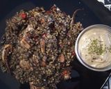 Foto del paso 8 de la receta Arroz negro a la paella con calamares de potera, gambones y alioli de dos ajos