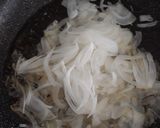 Foto del paso 2 de la receta Salchichas frescas con cebolla caramelizada
