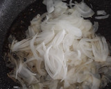 Foto del paso 2 de la receta: Salchichas frescas con cebolla caramelizada
