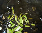 Foto del paso 7 de la receta: Guiso de alcachofas con salsa de tinta de sepia