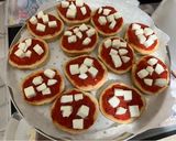 Foto del passaggio 5 della ricetta Pizzette finte