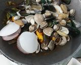 Foto langkah ke 6 dari resep Kerang Saos Padang.
