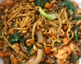 Foto langkah ke 4 dari resep Mie goreng burung dara #Berburucelemekemas dan #resolusi2019.