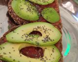 Foto del paso 2 de la receta Tostada con aguacate y tomate triturado