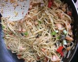 Foto langkah ke 9 dari resep Spaghetti Salmon Aglio Olio.