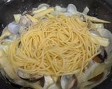 A picture of step 8 of White Sauce Clam Pasta.