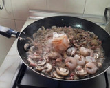 Foto del paso 3 de la receta: Champiñones a la crema con jamón y gambas