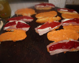 Foto del paso 3 de la receta: Panes de leche con bacon, queso fresco y pimientos del piquillo