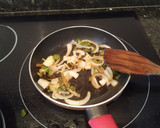 Foto del paso 2 de la receta: Verduras salteadas con especias y huevo a la plancha. Receta fit