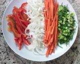 Foto del paso 1 de la receta: Carne salteada con vegetales y arroz primavera 🍛