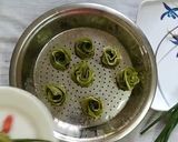 A picture of step 23 of Palak paneer rose momo.
