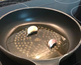Foto del paso 2 de la receta: Patatas a lo pobre con pechuga aromatizada