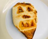 A picture of step 4 of Ghostly toast.
