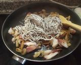 Foto del paso 7 de la receta: Salteado de pulpo con gulas y verduras