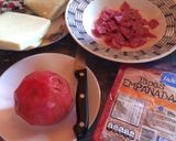 Foto del paso 4 de la receta: Empanaditas fritas de queso, queso con salame y queso de cabra con tomates