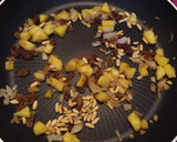 Foto del paso 2 de la receta: Lombarda salteada con piñones pasas y manzana