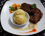 Foto langkah ke 5 dari resep Beef Steak With Mushroom Sauce & Mashed Potato.
