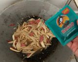Foto langkah ke 6 dari resep Tumis Jamur Sosis Saus Tiram Masakan Ala Anak Kos.