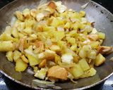 Foto del paso 3 de la receta Huevos con patatas, jamón y migas