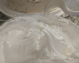 Foto del paso 9 de la receta: Tarta colibrí con frosting de plátano y merengue suizo