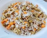 Foto del paso 4 de la receta Ensalada de arroz tricolor con tortilla de cebolla crujiente
