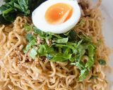 Foto langkah ke 5 dari resep Mie instan goreng naik pangkat.