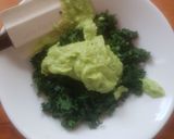 Foto del paso 3 de la receta: Tostadas de salmón con kale y aguacate