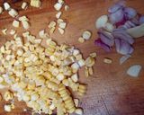 Foto langkah ke 1 dari resep Sayur Bening Sawi Putih dengan Jagung Manis.