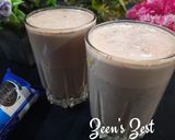 A picture of step 3 of Oreo Milkshake.