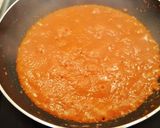 Foto del paso 5 de la receta Huevos fritos con frankfurt y sofrito de tomate