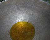 A picture of step 1 of Bhindi anardana.
