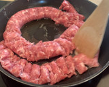 Foto del paso 1 de la receta: Espaguetis con butifarra, salsa de tomate, chocolate y vermut