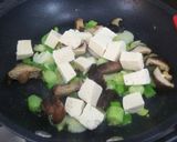 A picture of step 3 of Shitake miso soup with ginger and lime.