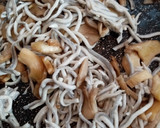 Foto del paso 3 de la receta: Ensalada de gulas templadas y mango