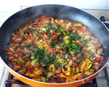 Foto del passaggio 7 della ricetta Orecchiette con cozze, zucchine, fiori di zucchine e pomodori