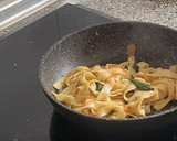 Foto del paso 7 de la receta: Chuletas de cordero rebozadas con pasta y espinacas