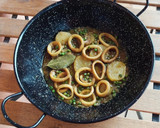 Foto del paso 9 de la receta: Cazuela de anillas de calamar estofadas con patata y guisantes