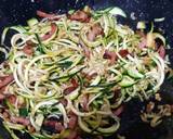 Foto del paso 4 de la receta Huevo frito y espaguetis de calabacín al ajillo con bacon