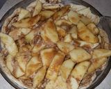 A picture of step 7 of Cinnamon bun apple pie.
