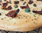 Foto del paso 9 de la receta: Focaccia con tomate y alcaparras