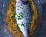 Foto del paso 3 de la receta: Dorada al horno con cebollas, pasas y siete especias libanesas