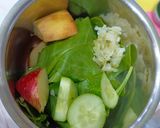 A picture of step 1 of Spinach Green Juice For Glowing Skin and Hair Care.