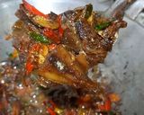 Foto langkah ke 4 dari resep Oseng klotok asin pedas.