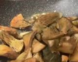 Foto del paso 3 de la receta Revuelto de setas con jamón y un ajo