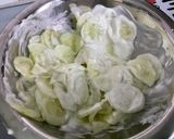 Une image de l'étape 3 de Salade de concombre et tomate à l’oignon rouge, yaourt et menthe.